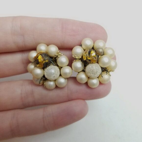 Vintage Beaded Cluster Clip On Earrings, Cream Faux Pearls, Made in Japan - Picture 5 of 7